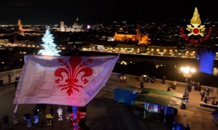 Natale 2025, Firenze celebra la sua identità con i Vigili del Fuoco. Video
