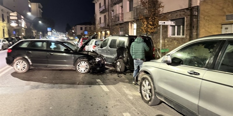 Notte di paura a Borgo San Lorenzo: esplosioni e incidente stradale, indagini in corso