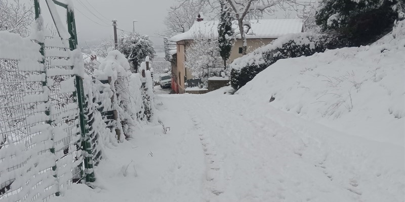 Arliano dimenticata sotto la neve: strade abbandonate senza spalaneve né sale