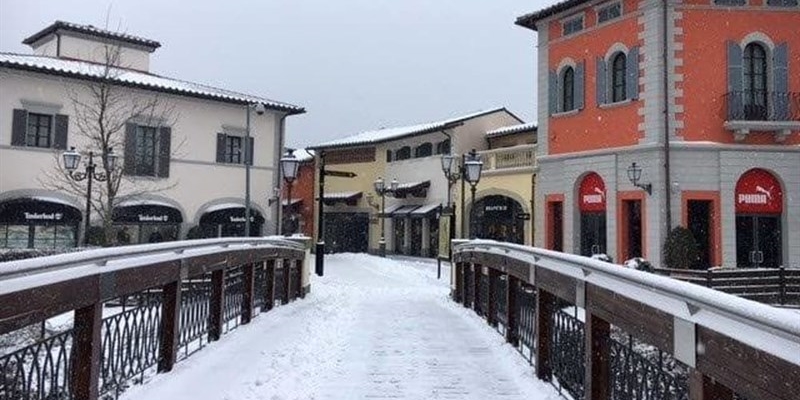 Neve e allerta meteo, disagi per i lavoratori dell’Outlet di Barberino aperto nel giorno dell’Epifania